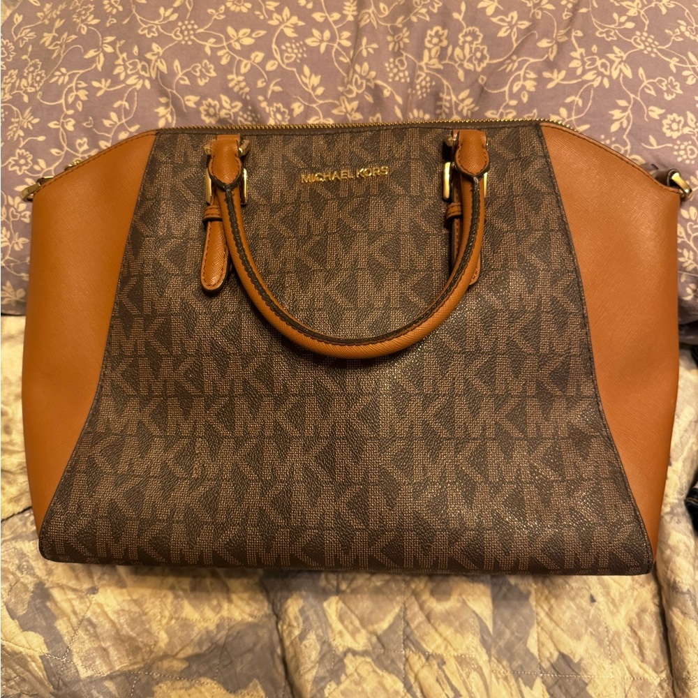 Michael Kors, hand and shoulder bag.